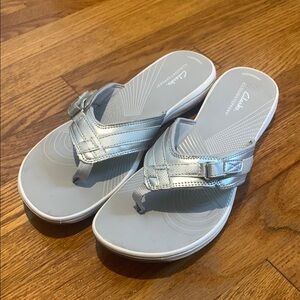 Clarks Cloudsteppers Breeze Sea Flip Flop adjustable width strap.  Silver LNC
